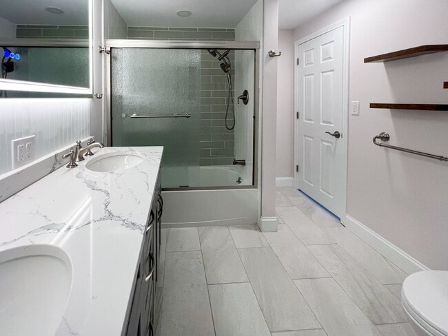 Building Photo - Gorgeous and newly renovated townhouse-sty...