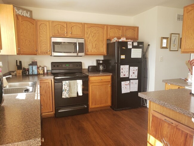 Building Photo - Lovely home close to shopping and entertainment.