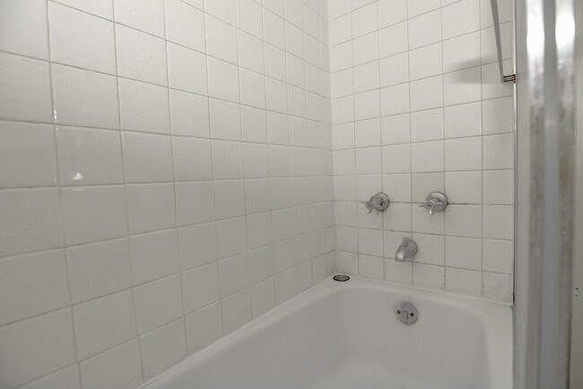 Building Photo - 675 W Wrightwood