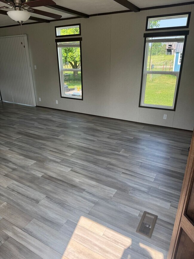Building Photo - Newer Mobile Home in Country Setting