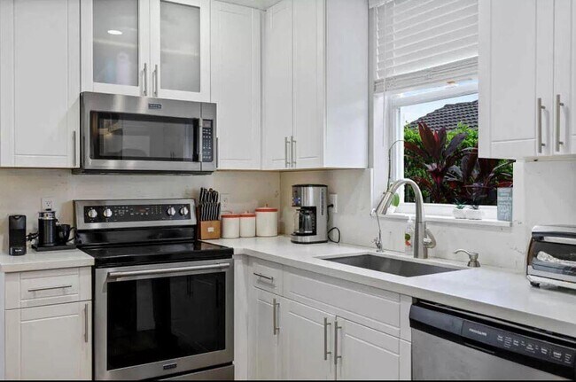 Building Photo - 11185 Grandview Mnr