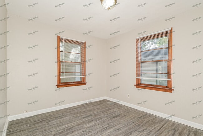 Building Photo - 152 Flora Dr