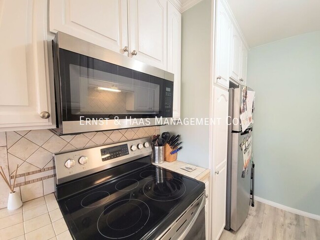 Building Photo - Charming 1 Bedroom Condo Steps From the Oc...