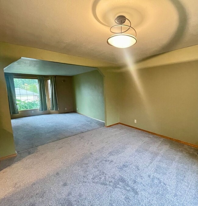 Building Photo - 4 bedroom, 2.5 Bath House in Mukilteo, $3995 per month