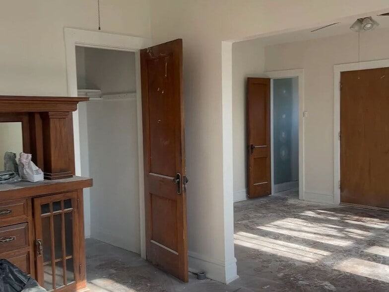 Building Photo - 4832 W Montrose Ave