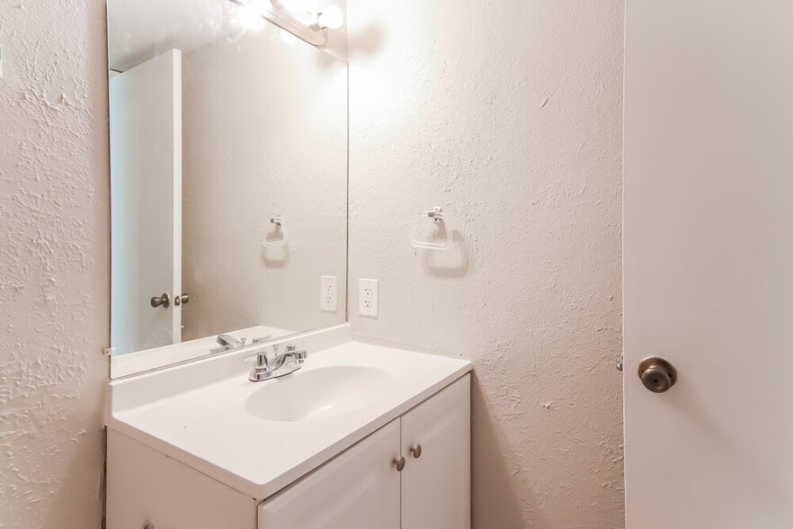 Building Photo - 5011 Ridge Manor Dr