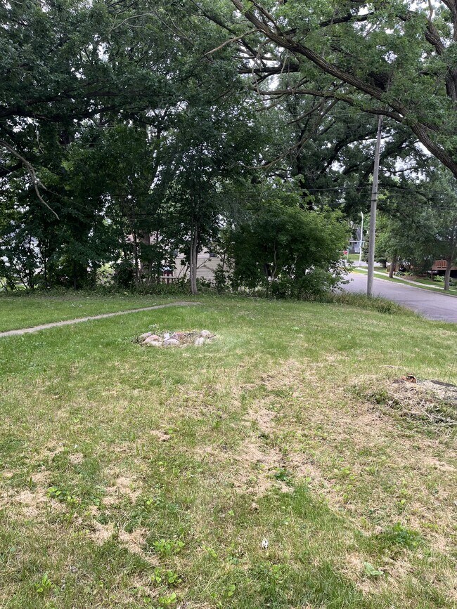 Building Photo - 729 W Cavour Ave