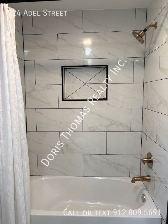 Building Photo - 924 Adel St