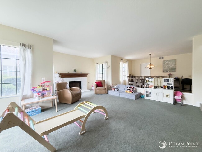 Building Photo - Large Four Bedroom Home for Rent in Moorpark!