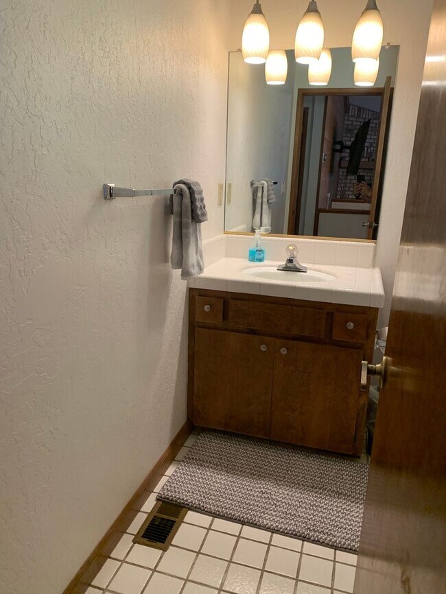 Building Photo - Lake Oroville Lake House with Spectacular Views!