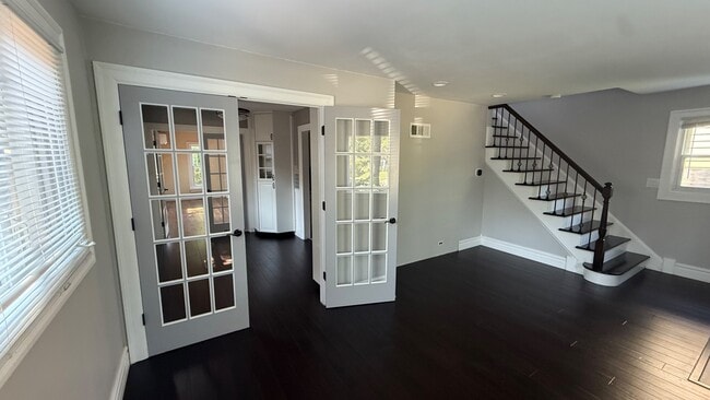Building Photo - 558 Broadview Ave