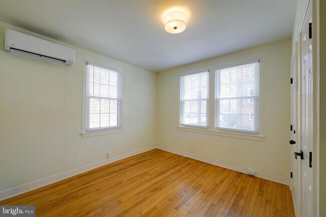 Building Photo - 1934 35th Pl NW