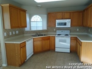 Building Photo - 6114 Lakeview Ct