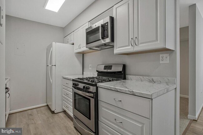 Building Photo - 15 Silverwood Cir