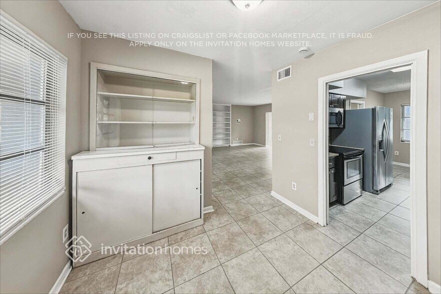 Building Photo - 12160 Croft Dr N