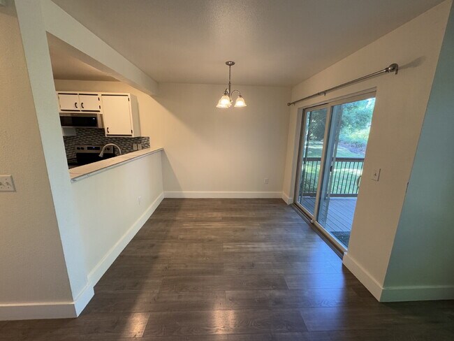 Building Photo - 2 Bedroom Condominium
