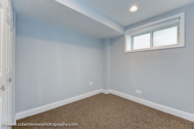 Building Photo - Gorgeous 3 Bed 2 Bath in the Edgewater area