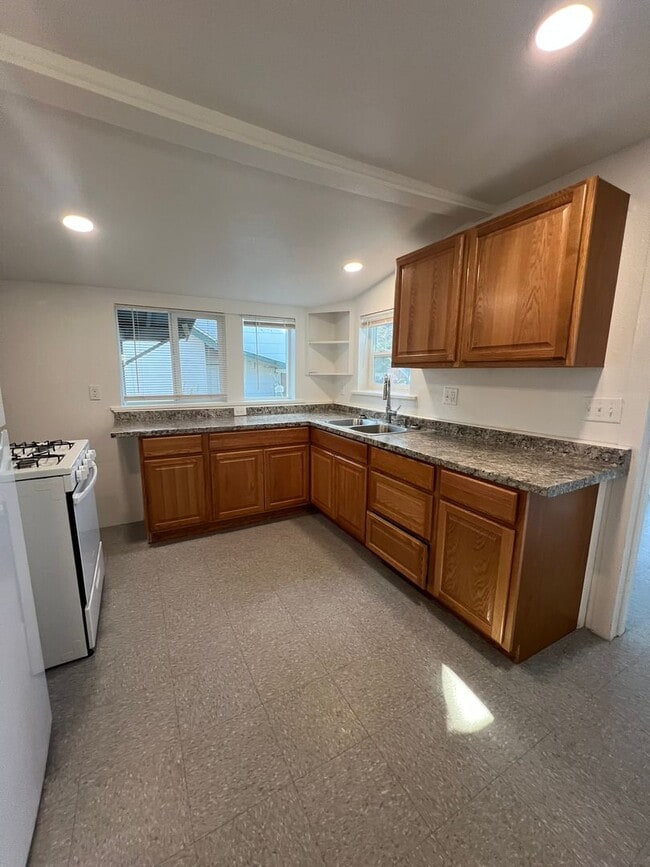 Building Photo - Newly Renovated 2 Bedroom, 1 Bathroom Home