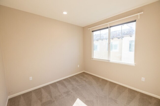 Building Photo - Beautiful two bedroom on Communication Hil...