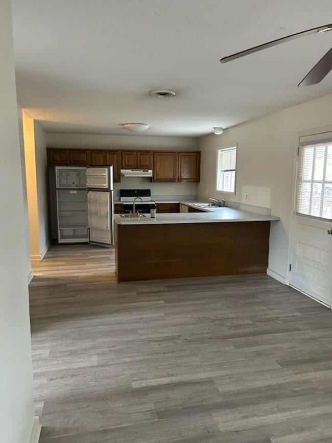 Building Photo - 2 bedroom 2 1/2 bathroom