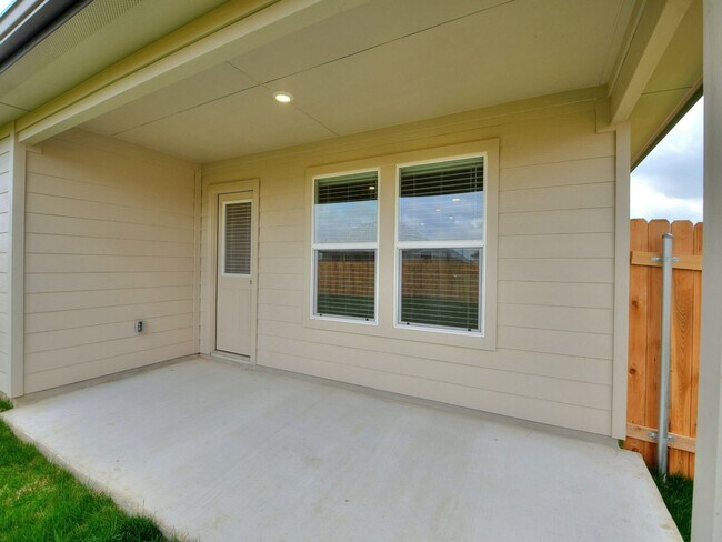 Building Photo - 4 BR/ 2BA - 1612 SF - Seguin in Arroyo Ranch!