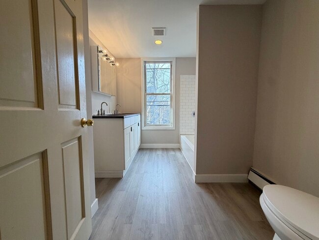 Building Photo - 225 Pine St