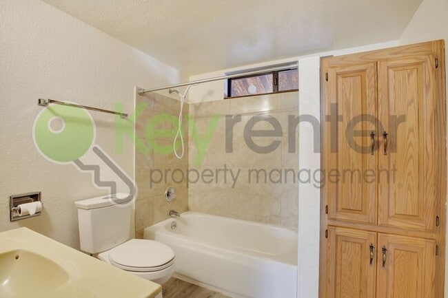 Building Photo - 809 N Hobson Ave