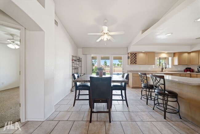 Building Photo - 10390 Fairway Dr