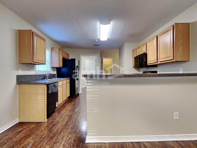 Building Photo - 7652 Vandalay Dr