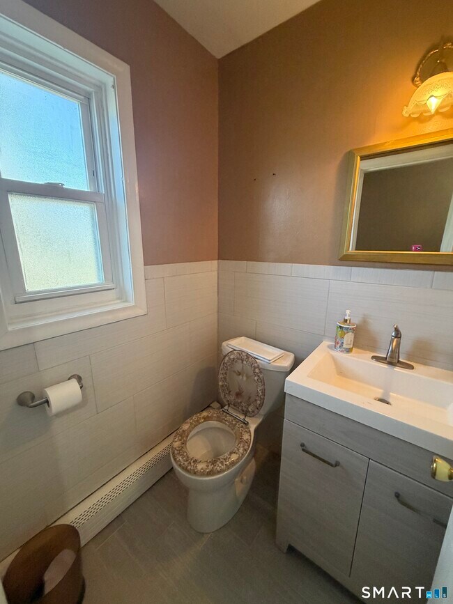 Building Photo - 11 Camelot Dr