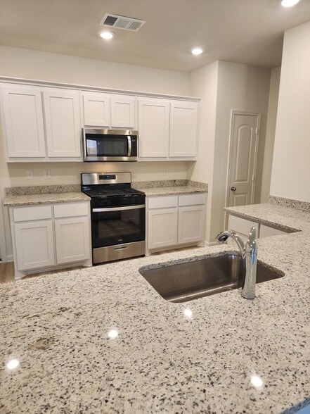 Building Photo - 304 Marsh Ln