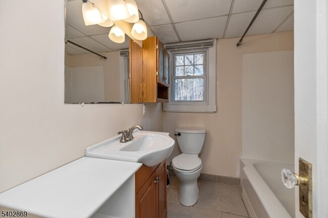 Building Photo - 103 Upper Lakeview Ave