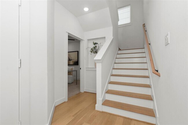 Building Photo - 3013 Nagle St