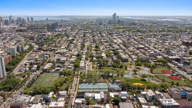 Building Photo - 197 Hutton St