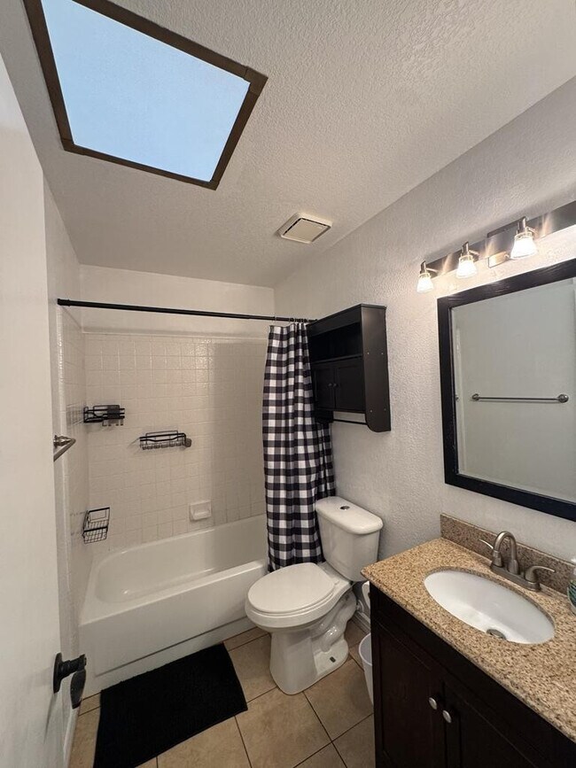 Building Photo - 1016 E Cottonwood Dr