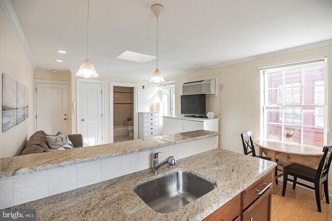 Building Photo - 1716 Pine St