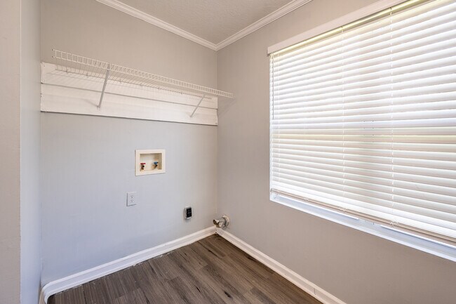 Building Photo - 2305 Oketo Dr