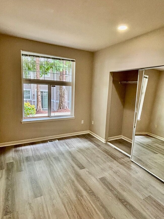 Building Photo - 2 Bed / 2 Bath Bellevue Condo $2,595/mo