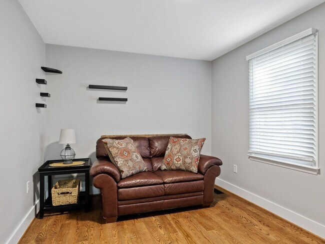 Building Photo - 2-Bedroom Furnished Home with Large Lot in...