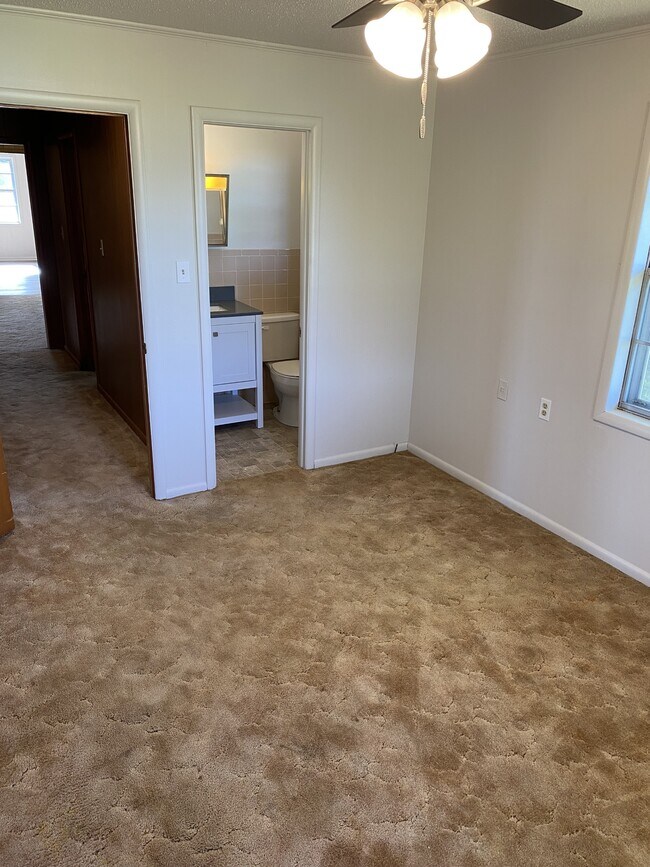 Building Photo - 625 Country Club Rd