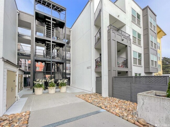 Building Photo - 1BD/1BA Condo at Oceanview Village - Close...