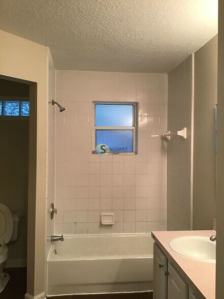 Building Photo - 5550 Oak Crossing Dr