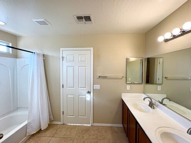 Building Photo - LARGE 4 Bedroom 3 Bathroom Copper Basin Home!