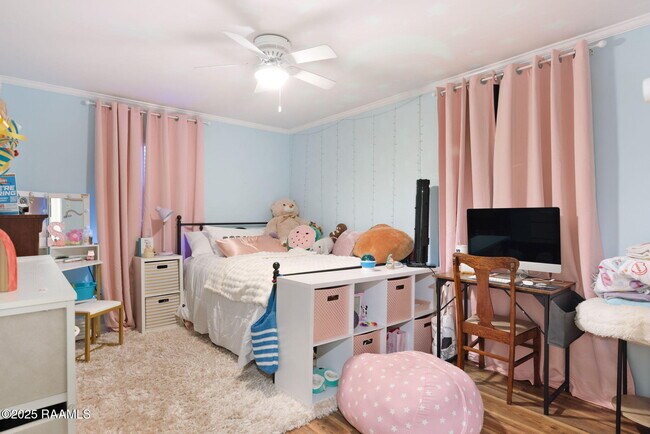 Building Photo - 211 Versailles Blvd