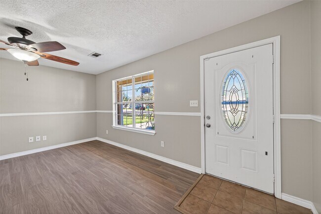 Building Photo - 210 N Shirley Ln