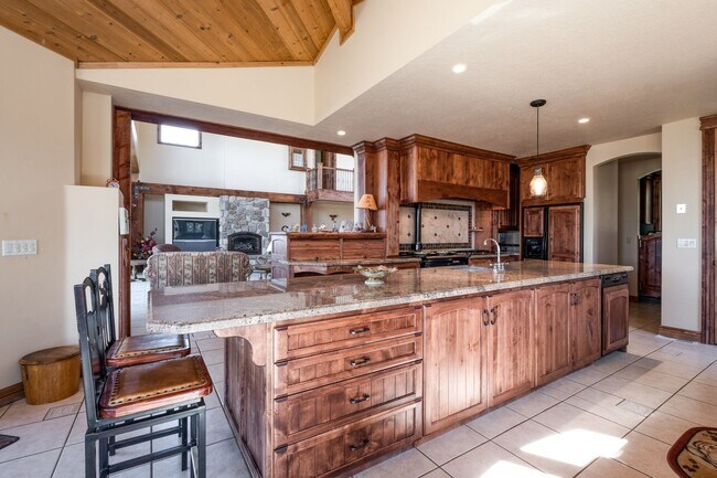 Building Photo - Private Hillside Ranch Home Available Wint...