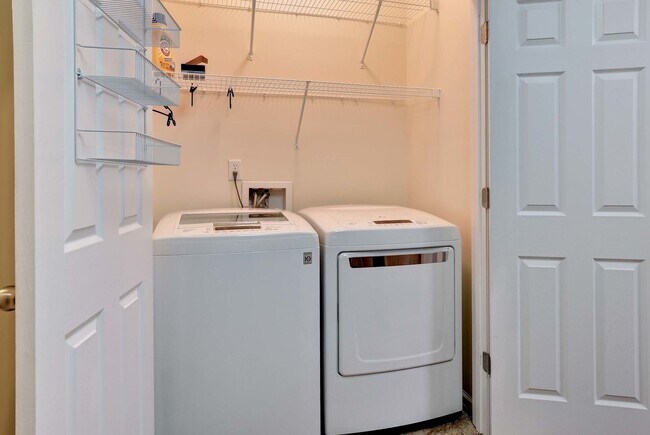 Building Photo - Spacious 3 Bedroom 2.5 Townhome Near Fort Eustis - Granite Kitchen & Fenced In Backyard