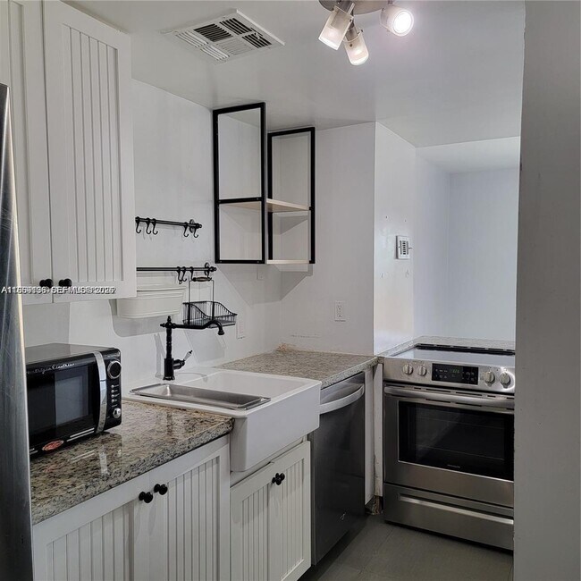 Building Photo - 880 NE 69th St