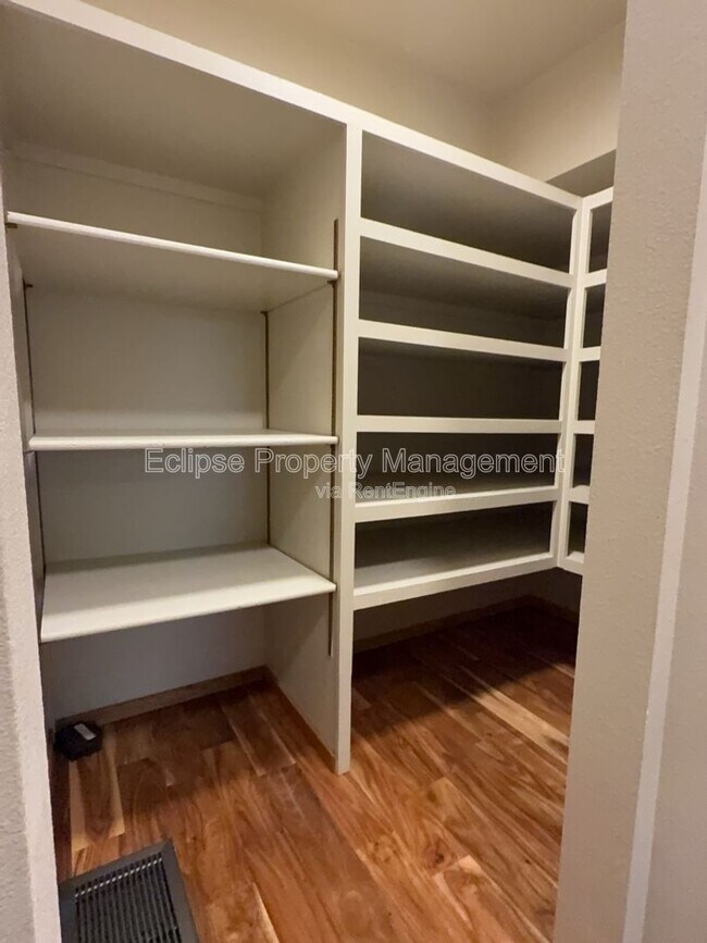 Building Photo - 2737 Sierra Vista Dr