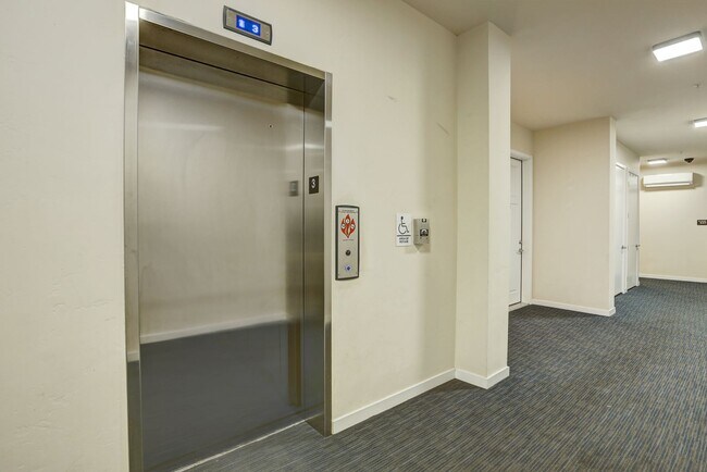 Building Photo - 2 bedroom 2 bath Penthouse apartment in Wa...